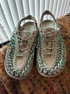 Keen UNEEK Sandal in Evo Green Gray